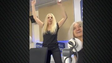 Αννίτα Πάνια: Το τσιφτετέλι μπροστά στον Νίκο Καρβέλα - Δείτε βίντεο