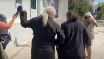 Κόρινθος: Στον ανακριτή ο ηγούμενος που κατηγορείται για αρχαιοκαπηλία - Κινήθηκε κατά των δημοσιογράφων, δείτε βίντεο