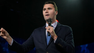 Μέτρα σε βάρος ξένων πολιτών στις ΗΠΑ, που «εξυμνούν» τη δολοφονία του Τσάρλι Κερκ ή «υποβαθμίζουν» το γεγονός, θα εξετάσει η κυβέρνηση Τραμπ