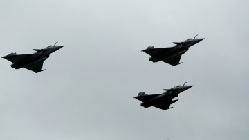 Ο Μακρόν στέλνει τρία μαχητικά Rafale για την προστασία του εναέριου χώρου της Πολωνίας