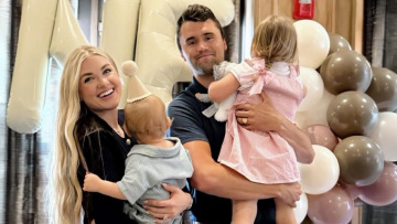 Το FBI ψάχνει τον δολοφόνο του Τσάρλι Κερκ: Οι φωτογραφίες του υπόπτου, φωνές για εκδίκηση και διχασμός στις ΗΠΑ