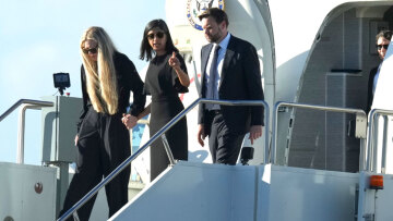 Χέρι-χέρι με την Ούσα Βανς η χήρα του Κερκ στην πρώτη της εμφάνιση μετά τη δολοφονία του - Στην Αριζόνα η σορός του 