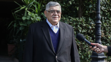 Νίκος Μιχαλολιάκος: Αποφυλακίστηκε  για λόγους υγείας ο αρχηγός της Χρυσής Αυγής - Οι φασίστες έξω, η πρώτη αντίδραση της Μάγδας Φύσσα