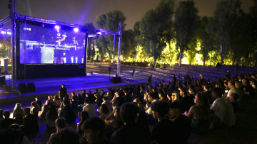 «Η ομάδα έχει ψυχή, πάμε τελικό»: Οι Έλληνες στις πλατείες για τον αγώνα της Εθνικής με την Τουρκία, δείτε βίντεο και φωτογραφίες