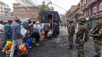 Ταραχές στο Νεπάλ: 12.500 φυλακισμένοι που δραπέτευσαν εξακολουθούν να διαφεύγουν - Στους 51 οι νεκροί