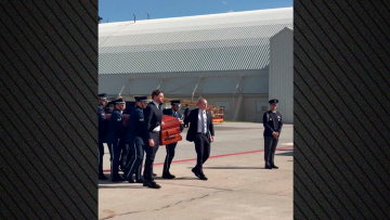 Ο Βανς μετέφερε το φέρετρο του Κερκ - Δείτε βίντεο