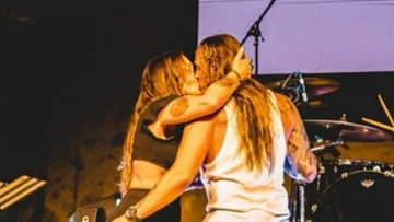 Η Πηνελόπη Αναστασοπούλου τραγούδησε στη σκηνή με τον σύζυγό της: «Ήταν ένα όνειρό μου πριν ακόμα συμπορευτούμε στη ζωή» έγραψε