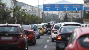 Σε ισχύ ο νέος ΚΟΚ από σήμερα: Έως και 2.000 πρόστιμο για κινητό στην οδήγηση, έως 8.000 ευρώ για όριο ταχύτητας