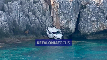 Κεφαλονιά: Τραγικός θάνατος για 23χρονο που έπεσε με το ΙΧ από γκρεμό - Δείτε φωτογραφίες