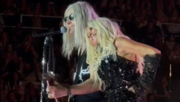 Βίντεο: Το γράμμα που διάβασε η Βίσση στον Νίκο Καρβέλα πριν τον ανεβάσει στη σκηνή στο Καλλιμάρμαρο
