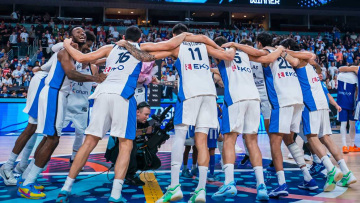 Eurobasket 2025: O χορός των διεθνών μετά την κατάκτηση του χάλκινου μεταλλίου - Η αγκαλιά των Antetokounbros - Βίντεο 
