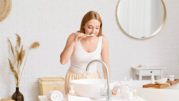 Γιατί η οδοντόβουρτσα είναι το πιο βρώμικο αντικείμενο του μπάνιου - Έχει έως και 12 εκατ. μικρόβια