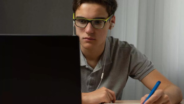 Αυτισμός – Ομιλία: Η αποκαλυπτική μαρτυρία ενός νέου επιστήμονα στο φάσμα, που δεν μιλάει
