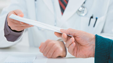 Φακελάκι: Πολλοί διαμαρτύρονται, λίγοι καταγγέλλουν - Πώς και γιατί δεν τιμωρούνται οι επίορκοι γιατροί