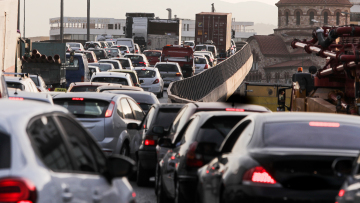 Γερανός προσέκρουσε σε κολόνα και ντεραπάρισε στη Νέα Φιλαδέλφεια, κυκλοφοριακές ρυθμίσεις στο σημείο