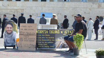 Πατέρας θύματος της τραγωδίας των Τεμπών κάνει απεργία πείνας και δίψας έξω από τη Βουλή
