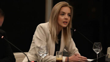 Η Αρχή για το Ξέπλυμα δέσμευσε Ferrari, Porsche, 30 αυτοκίνητα και 11 ακίνητα της  Πόπης Σεμερτζίδου και συγγενών της