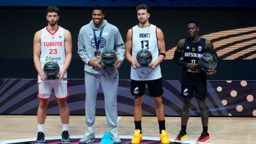 Η στιγμή που ο Σενγκούν δεν έδωσε το χέρι του στον Γιάννη: Τι συνέβη με τον Σρέντερ - Δείτε βίντεο