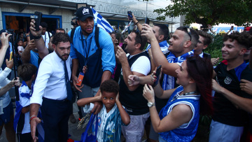 Επέστρεψε η «χάλκινη» Εθνική από τη Ρίγα, πλήθος κόσμου με σημαίες - «Θέλαμε να φέρουμε πάλι το μπάσκετ ψηλά, το άξιζε αυτή η γενιά» το μήνυμα Σπανούλη