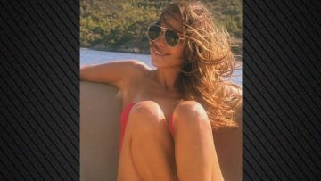 Η Δέσποινα Βανδή φωτογραφήθηκε με το μαγιό της στη θάλασσα