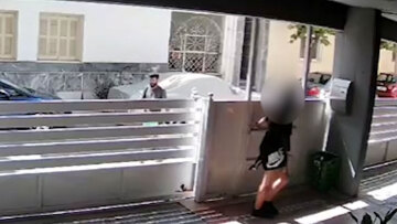 Αιγάλεω: «Φύγε» φώναζε η 17χρονη στον Παλαιστίνιο που της επιτέθηκε σεξουαλικά έξω από το σπίτι της - Δείτε βίντεο