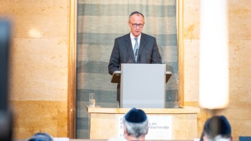 Συγκίνηση Μερτς στα εγκαίνια συναγωγής στο Μόναχο - Ο Γερμανός καγκελάριος εγγυάται την ασφάλεια των Εβραίων 