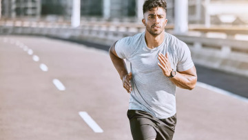 Έτρεχε 1,5 χιλιόμετρο καθημερινά για 100 ημέρες – Δείτε πώς μεταμορφώθηκε το σώμα του 
