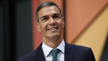 Σε δύσκολη θέση ο Σάντσεθ: Στέλεχος των Σοσιαλιστών κατηγορείται για σεξουαλική παρενόχληση
