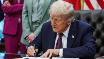 Ο Τραμπ θα επιβάλει τέλος 100.000 δολαρίων για βίζα εργασίας στον τεχνολογικό τομέα 