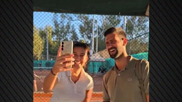 Ο Τζόκοβιτς εντυπωσιάστηκε από Ελληνίδα που του μίλησε σερβικά - Το «μπράβο» στον σύζυγό της, δείτε βίντεο