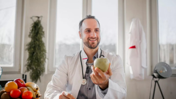 Γιατρός του Harvard δεν τρώει ποτέ αυτό το φρούτο – Η λίστα με τα καλύτερα και τα «χειρότερα» για το έντερο
