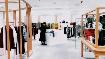 «Ήμουν εθισμένη στο shopping: Μπορεί να περνούσα ακόμα και 14 ώρες την ημέρα αναζητώντας ρούχα να αγοράσω»
