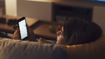 Έδωσε στην 11χρονη κόρη του κινητό αλλά πρώτα την έβαλε να υπογράψει συμβόλαιο 
