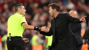 Έξαλλος ο Σιμεόνε μετά το 3-2 της Λίβερπουλ με την Ατλέτικο: Επιτέθηκε σε οπαδούς και τελικά αποβλήθηκε - Βίντεο 