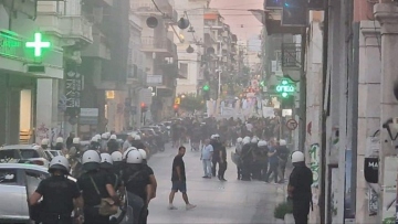 Επεισόδια στην πορεία για τα 12 χρόνια από τη δολοφονία του Παύλου Φύσσα στην Πάτρα  - Δείτε βίντεο 