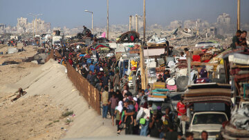 «Δεν θέλουμε να πεθάνουμε»: Μαζική έξοδος των Παλαιστινίων από την ισοπεδωμένη Γάζα, ερείπια παντού μετά τους ισραηλινούς βομβαρδισμούς