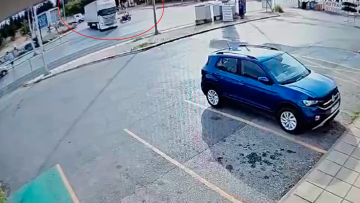 Βίντεο-ντοκουμέντο από το τροχαίο δυστύχημα στη Θεσσαλονίκη: Η στιγμή που ο 29χρονος μοτοσικλετιστής συγκρούεται με την νταλίκα