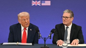 Καλοπιάσματα δισεκατομμυρίων από την Βρετανία στον Τραμπ που κομπάζει: Όλες οι εταιρείες θέλουν να βρίσκονται στις ΗΠΑ!