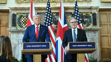 Τραμπ για Στάρμερ: Και η Βρετανία θα μπορούσε να κατεβάσει στρατό για να ελέγξει τη μετανάστευση - «Με απογοήτευσε ο Πούτιν»