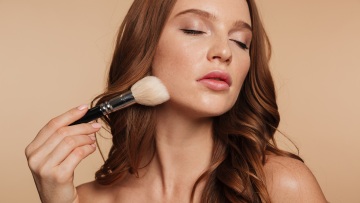 Οι λόγοι που το μακιγιάζ σας δεν στρώνει σωστά και μοιάζει να ξεφλουδίζει
