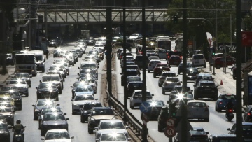 Ουρές χιλιομέτρων στην Κηφισίας μετά από φωτιά σε όχημα, χάος και στον Κηφισό 