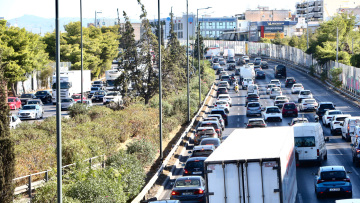 Τροχαίο στον Κηφισό, φορτηγό συγκρούστηκε με ΙΧ - Αυξημένη κίνηση
