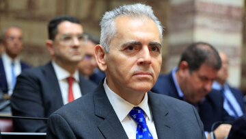 Με μπλε γραβάτα με ελληνικές σημαίες ο Μάξιμος Χαρακόπουλος στη Βουλή - «Έχει γράψει πολλά χιλιόμετρα στη ΝΔ» είπε ο Μητσοτάκης
