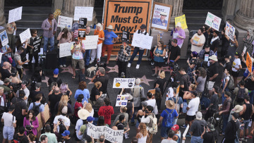 Σεναριογράφοι διαδήλωσαν στη Νέα Υόρκη μετά το κόψιμο της εκπομπής του Τζίμι Κίμελ - Δείτε βίντεο