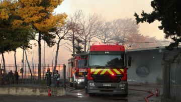 Οριοθετήθηκε η φωτιά στο Μενίδι: Εκτεταμένες καταστροφές σε επιχειρήσεις - Δείτε βίντεο