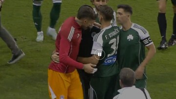 Βίντεο: Πιάστηκαν στα χέρια Τζαβέλλας και Καραπαπάς πριν την έναρξη του Β' ημιχρόνου