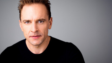 Gene Gillette: Από το Μπρόντγουεϊ, στην Αθήνα