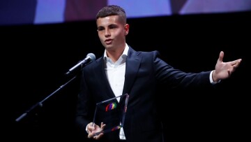 Καλύτερος νέος ποδοσφαιριστής της σεζόν 2024-25 ο Μουζακίτης: Συγκινημένος αφιέρωσε το βραβείο στον πατέρα του - Βίντεο