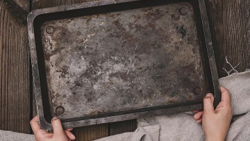 Κάνουμε το παλιό ταψί σαν καινούργιο – Χωρίς κόπο και επίπονο τρίψιμο