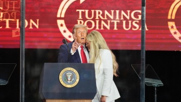 «Συγχωρώ τον δολοφόνο του συζύγου μου» είπε η σύζυγος του Τσάρλι Κερκ στο μνημόσυνό του